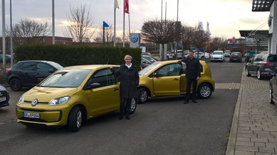 Mit Freude werden die neuen Fahrzeuge für den Häuslichen Pflegedienst von Ines Burda und Holger Boese entgegen genommen.