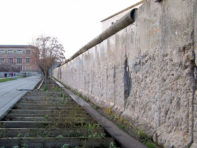 Reste der Berliner Mauer an der Niederkirchnerstraße, 2004 de.wikipedia.org