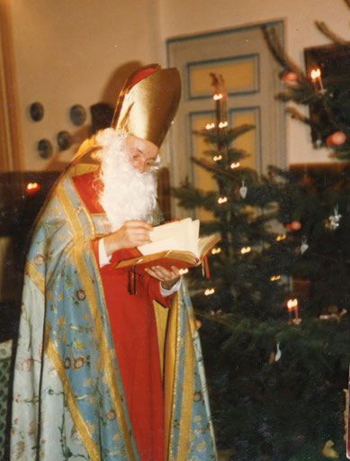 Im historischen Chormantel des Fürstbischofs Clemens August von Bayern, Stifter des Clemenshospitals. Der Mantel wurde aus der brennenden Clemenskirche gerettet. Restauriert im Stadtmuseum zu sehen. - Foto Manfred Schneider