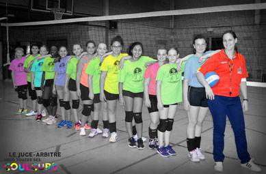 Cette photo représente notre arbitre entourée de nos jeunes volleyeurs  tout en couleur et voulant démontrer le fair play envers le corps arbitral .Merci au volley club frameries quaregnon