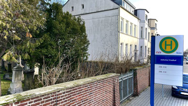 Die umbenannte Bushaltestelle am früheren Eingang des jüdischen Friedhofs an der Binsfelder Straße. Foto: M. Korfhage.