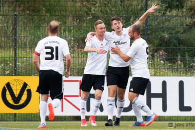 Torschützen unter sich: Marcel Schmitt, Dominik Pfeil und Andy Schoch. Kapitän Michael Rübe kommt zum gratulieren.