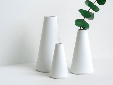 Kegel Vase Porzellan rote Linien Berlin