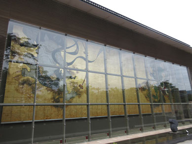 美術館の正面 バカでかい俵屋宗達の雷神・風神図を元にした大壁画 こちらがわに足湯がある