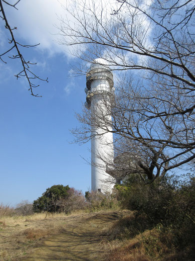 山頂手前、大楠平にある電波塔　どうやら雨量測定の施設のよう　でも何だか山の上に建つ灯台みたい