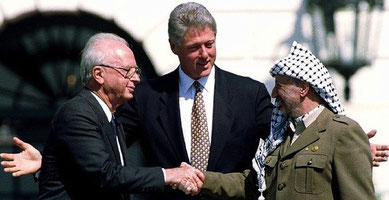 A Washington le 13 septembre 1993, la poignée de main historique qui scelle les accords d'Oslo. Source: TV5 Monde