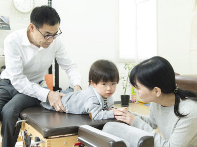 大阪本町のドクターバンカイロプラクティックの子供の検査の様子