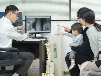 大阪本町のドクターバンカイロプラクティックにて院長が親子に説明している写真