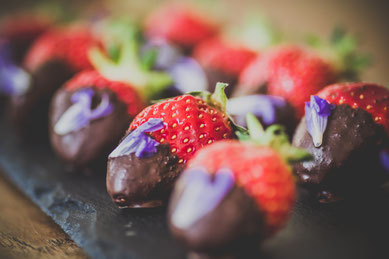 Schweizer Erdbeeren, Schokolade und Rosmarinblüten, ein Traumtrio!