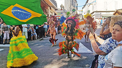 Groupe de danse brésilien pour donner le sourire aux chauriens