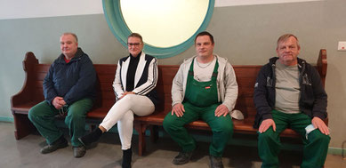 Bitte Platz nehmen: Frau Reyher mit drei Teilnehmern der Maßnahme (Anm. Die Maske wurde nur für das Foto abgesetzt.)