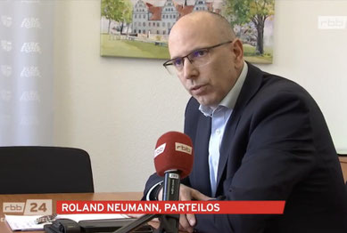 Roland Neumann, Kämmerer und Erster Beigeordneter, hat im RBB von einem zu erwartenden Minus von 40 Mio. Euro im Landkreis für 2027 gesprochen. (Screenshot rbb)