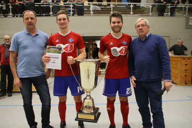 Michael Kölln (Nordsport), Tjorven Brendemühl, Bastian Peters und Turnierleiter Egbert Wittek bei der Siegerehrung