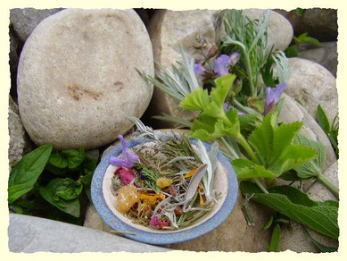 Schale mit Kräutern und Harz