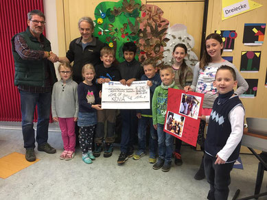 Christopher Lauff, president of the elementary school in Gödenroth (on the right), as well as the class representatives of all four classes handing over the donation......