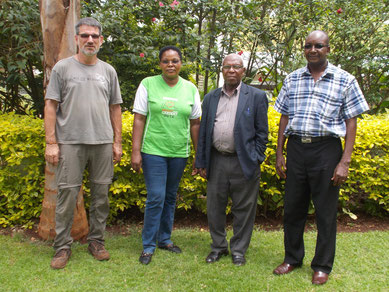von rechts: Pastor John, Mr. Mutugi, Frau Pastorin Mary und ich...