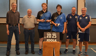 Die Gewinner des Jubiläums-Turniers 2025: v.l.n.r.: Hans-Otto Glogau und Dieter Hannebacher (Platz 2), Jakob und Ben Schneider (Platz 1), Thorsten Breuer und Gerd Schlobohm (Platz 3)