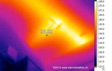 Abzweigung einer Warmwasserzuleitung musste gefunden werden. www.waermebildfoto.ch