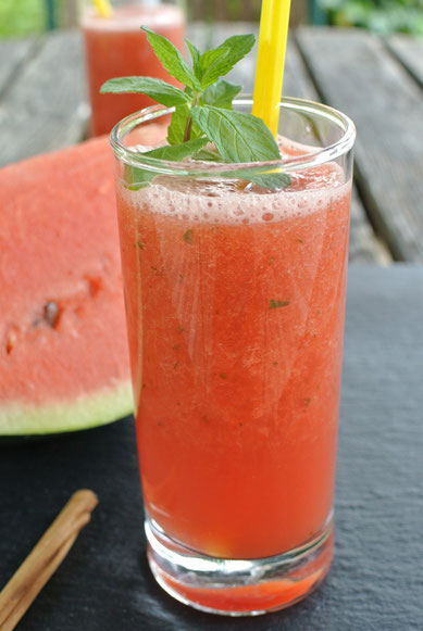 Erfrischender Smoothie mit Wassermelone und Minze