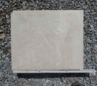 Couvre-mur en pierre naturelle recoupé sur toute son épaisseur par une veine de calcite.