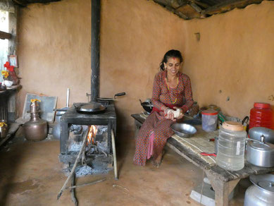 Prototyp eines Holzkochherdes in der Küche von Toyas Frau Durga.