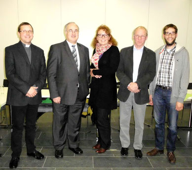 v. l. n. r: Pfarrer Benedikt Elshoff, der neue Pfarrer Bernhard Lütkemöller, Pfarreiratsvorsitzende Helga Eckmann, stellv. Vorsitzender des Kirchenvorstands Franz Kersting, Pastoralreferent Martin Reuter - Foto: Reuter