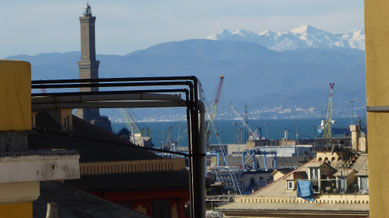 Bild: Blick in Genua auf die Berge