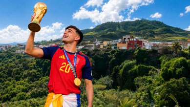 Fotomontage von Pedri González, Weltmeister mit Spanien, mit der Trophäe in Tegueste. | DA