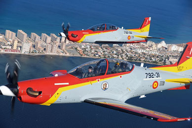 Prinzessin Leonor (hinten) flog in einer Propellermaschine, König Felipe dicht dahinter in einer zweiten. Auf dem Foto sind sie über La Manga del Mar Menor an der spanischen Mittelmeerküste zu sehen. Die Pilatus PC-21 wird bei der spanischen Luftwaffe zur