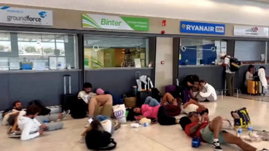 Die Billigfluggesellschaft Ryanair lässt ihre Passagiere, darunter Kinder und Babys, im Stich.