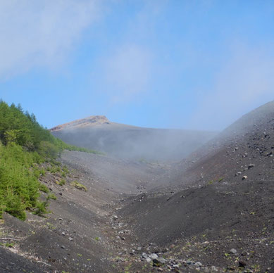 御殿庭入口より宝永山