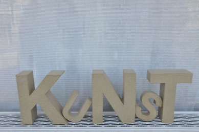 KUNST in Pappbuchstaben. Symbolbild für Workshops von Laelia Kaderas zum Thema Limericks