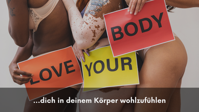 Drei Frauen unterschiedlicher Hauttypen in Unterwäsche halten bunte Schilder mit der Aufschrift „Love Your Body“ – Körpervielfalt und Selbstliebe im Fokus