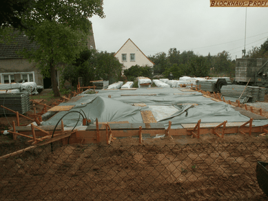 Blockhaus bauen - Fundament im Herbst - Montage im Winter - Bodenplatte - Streifenfundament - Holzhäuser - Blockbohlenhäuser in massiver Blockbauweise - Blockhäuser, Holzhäuser, Immobilien, Haus, Eigenheim, Bauen, Baustelle, Neubau, Schwerin, Müritz