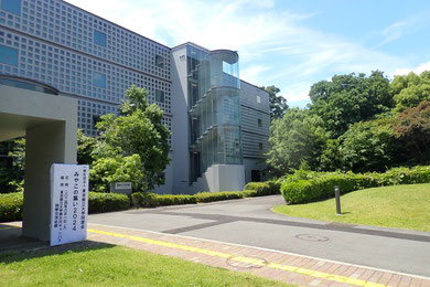 国際交流会館.中にある会議室は各種発表会や博士論文の公聴会の会場でしたので,入るときは何となく背筋が伸びます.