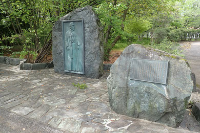 熊本大学黒髪北地区にて．小泉八雲レリーフは結晶片岩に，演説の一部が掘られた碑は（写真外ですが）安山岩でした．夏目漱石先生にご挨拶できなかったのが無念…