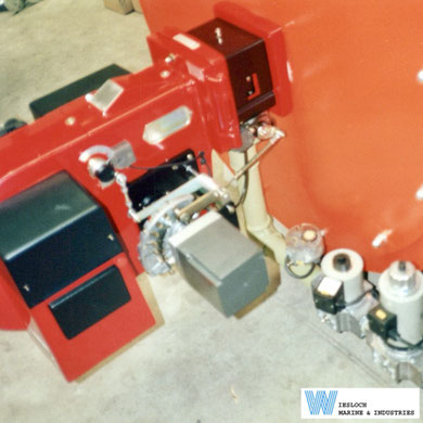 Weishaupt burner showing a control segment operated by a Siemens SQM10 servomotor.