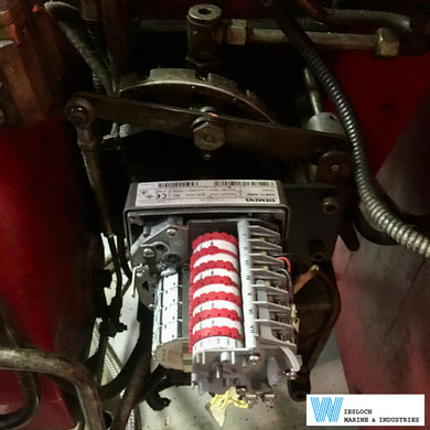 The Siemens SQM10.16562 servomotor mounted on a Weishaupt burner during maintenance on a ship.