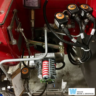 The Siemens SQM10.16562 servomotor mounted on a Weishaupt burner during maintenance on a ship.