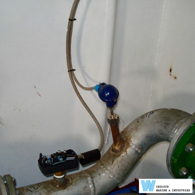 A blue Jumo PT100 temperature sensor installed in a pipe.