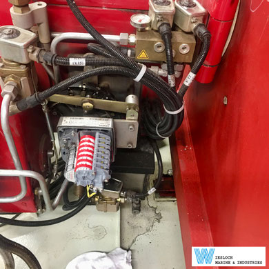 The Siemens SQM10.16562 servomotor mounted on a Weishaupt burner during maintenance on a ship.