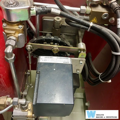 The Siemens SQM10.16562 servomotor operating on a Weishaupt burner on a ship.