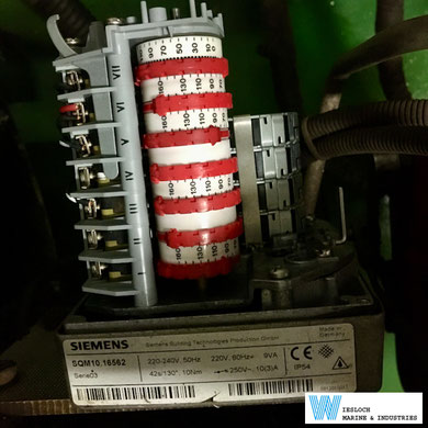 The Siemens SQM10.16562 servomotor during maintenance on a ship.
