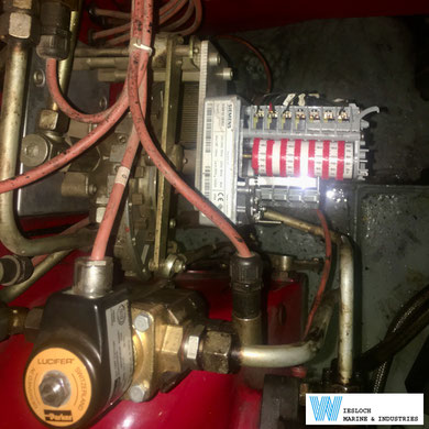 The Siemens SQM10.16562 servomotor mounted on a Weishaupt burner during maintenance on a ship.