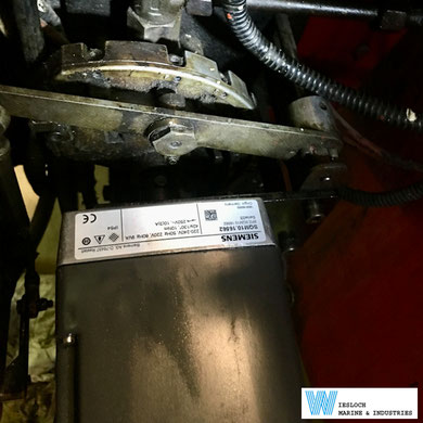 The Siemens SQM10.16562 servomotor operating on a Weishaupt burner on a ship.