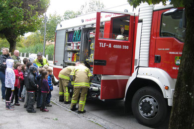 Besichtigung der Feuerwehrautos