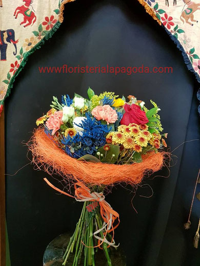 Ramo pequeños de flores variadas. ref R17  