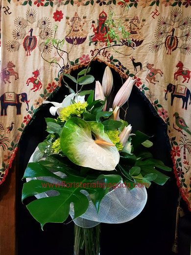 Ramo elegante con anturios y liro .Ref R12