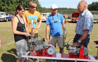 Gut besucht ist der Stand von Klaus Meske (re.) mit Motoren. (FOTO: E. JOCHADE)