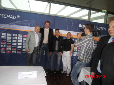 Pressekonferenz: (v.l.) Wilfried Sauerland, Moritz Klatten und Jack Culcay mit seinem Trainer.